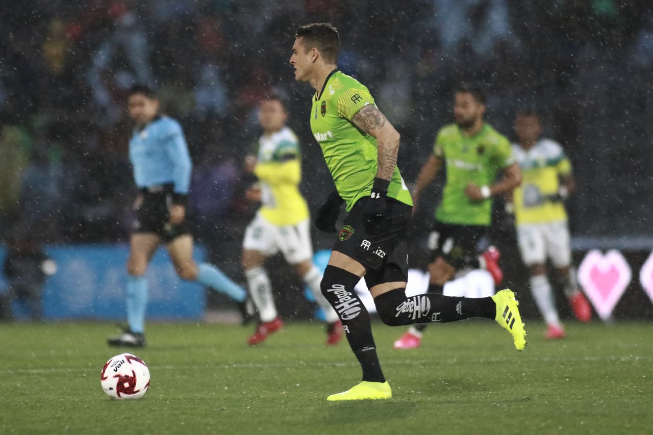 Una noche nublada y lluviosa para el juego entre Bravos y la Fiera.