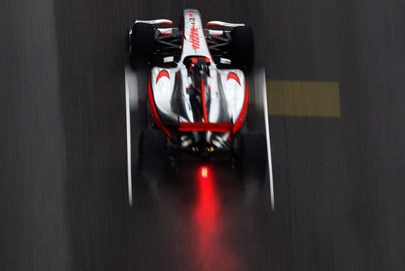 Button manejó su McLaren-Mercedes con maestría sobre la pista mojada del Circuito de Shanghai.