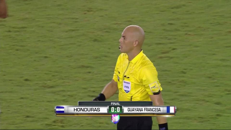 El árbitro da por termiandos los 90 minutos