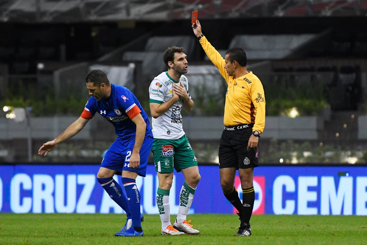 Un codazo a la cabeza sobre 'Cata' Domínguez fue la causal para mandar a las regaderas a Boselli dejando a su equipo con un severo problema por delante.