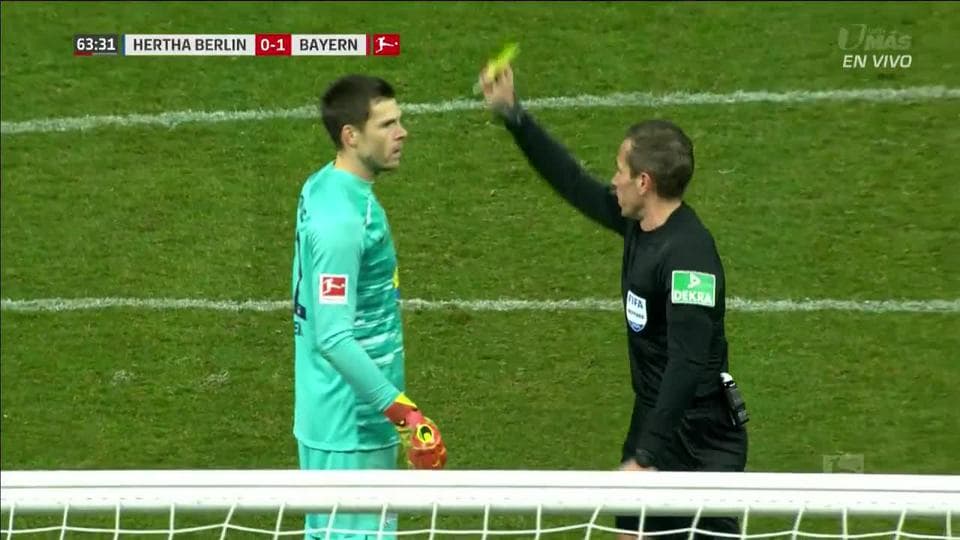 Tarjeta amarilla. El árbitro amonesta a Rune Jarstein de Hertha BSC