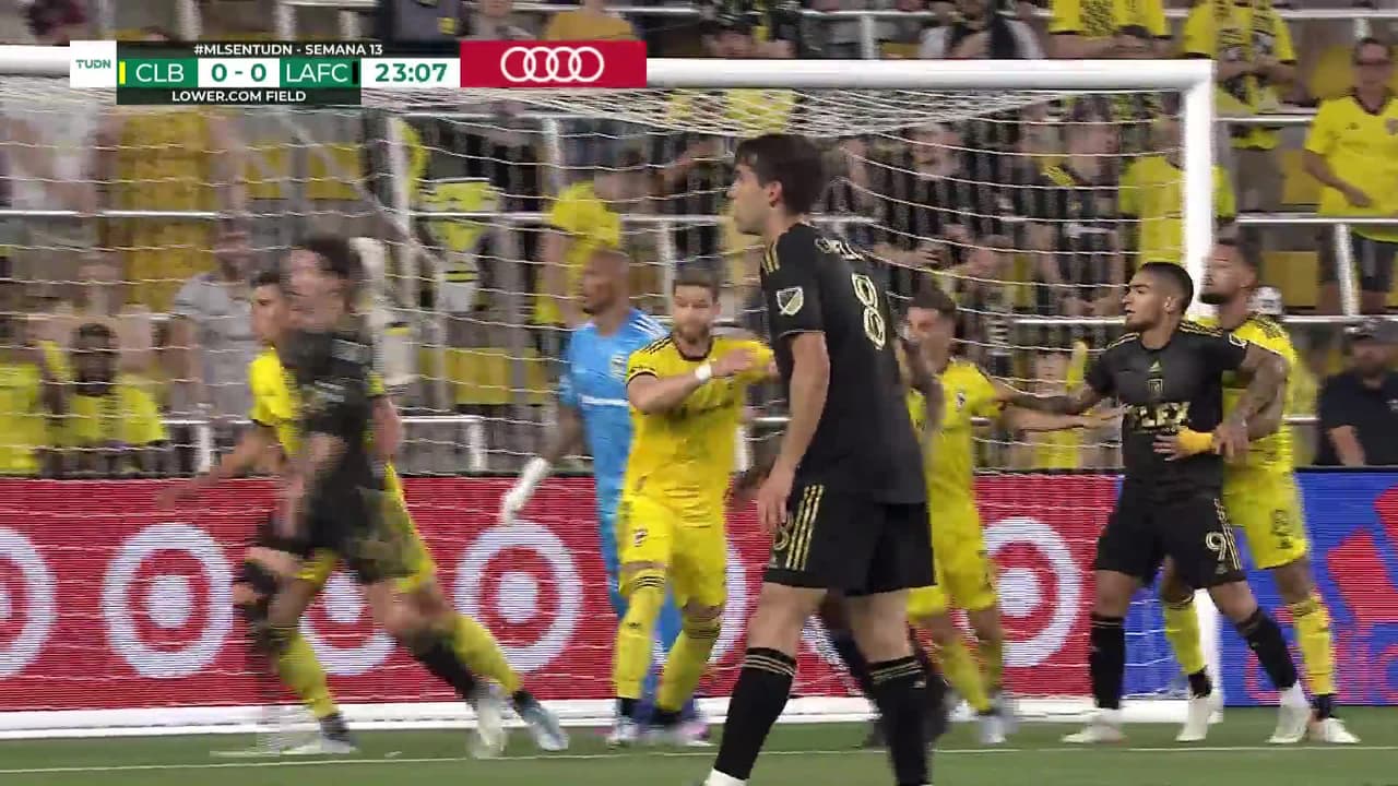 ¡TIRO ATAJADO! disparo por Mamadou Fall.