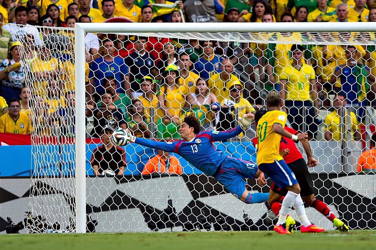 Foto de accion durante el partido Brasil vs Mexico, Correspondiente al Grupo A, partido numero 16 del Mundial Brasil 2014 , en la foto: Guillermo Ochoa de Mexico atajando el remate de Neymar Jr de Brasil 17/06/2014/MEXSPORT/ROBERTO MAYA Estadio Castelao, Fortaleza , Ceara , Brasil
