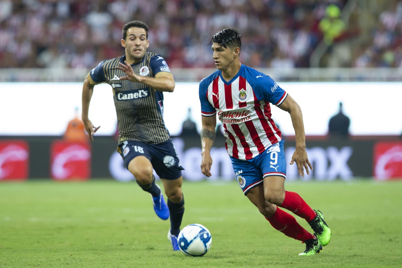 Alan Pulido ha entrado en participación constante con el balón y eso genera espacios para los rojiblancos en zona ofensiva. 
<br>