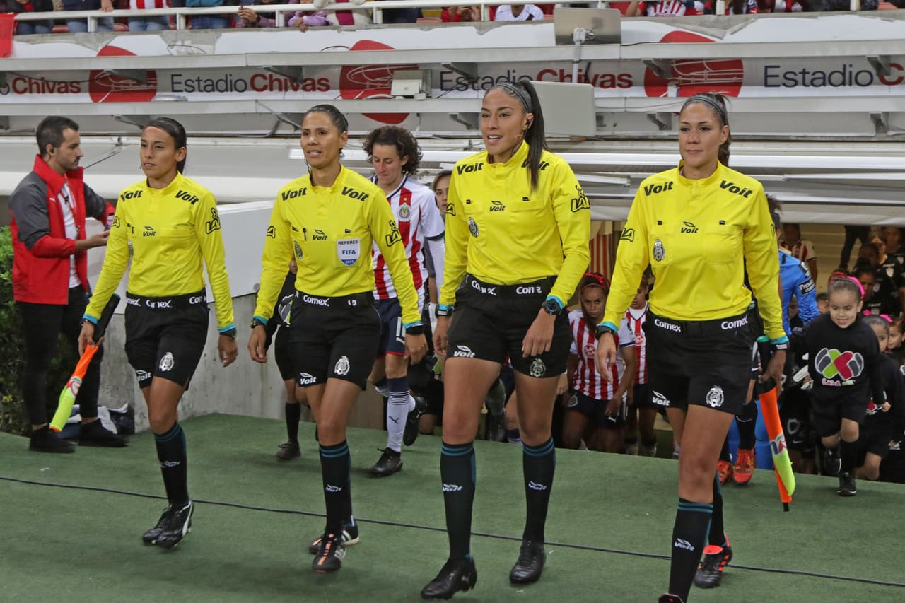 El cuerpo arbitral de tan importante noche.