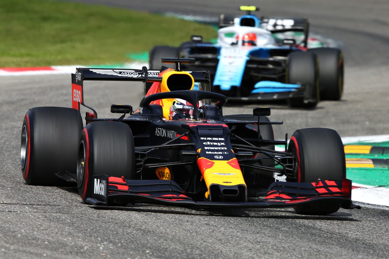 Max Verstappen de Países Bajos maneja un Aston Martin Red Bull Racing RB15.