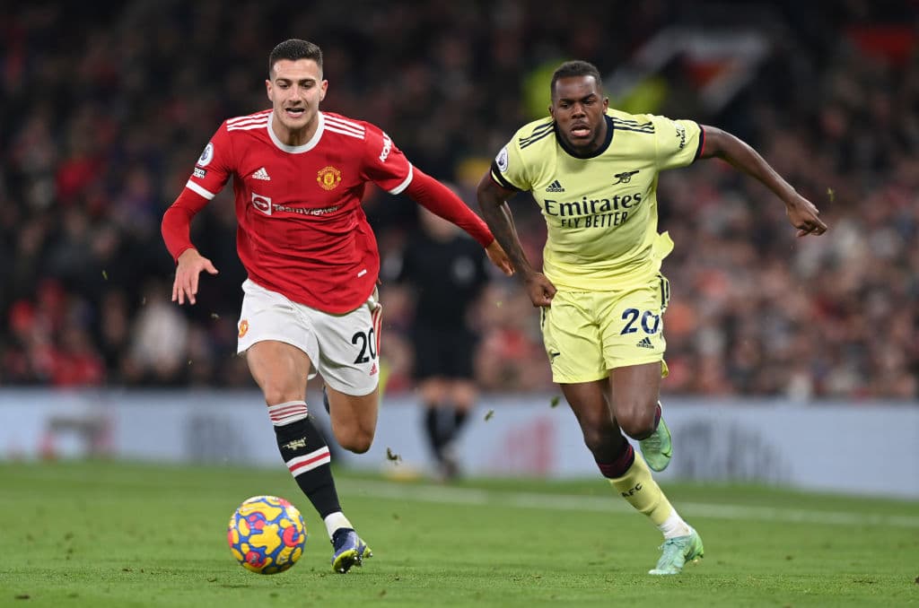 Manchester United se impone al Arsenal 3-2 en un partido emocionante para cerrar la J14 en la Premier League. Emile Smith Rowe, junto con Martin Odeegard anotaron para los Gunners, mientras que para los locales fueron Bruno Fernandes al 44' y Cristiano Ronaldo lució con dos goles, uno de ellos fue penal, para quedarse con la victoria.