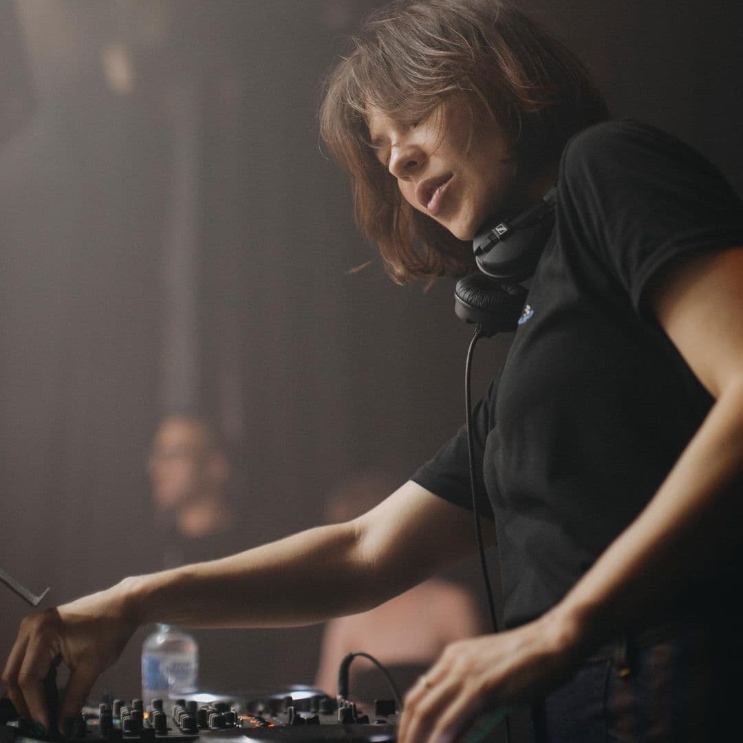 Se instala en el puesto 66 con su inconfundible sello de trip. No dudes en conocerla por 'I’m Gonna Get You'.