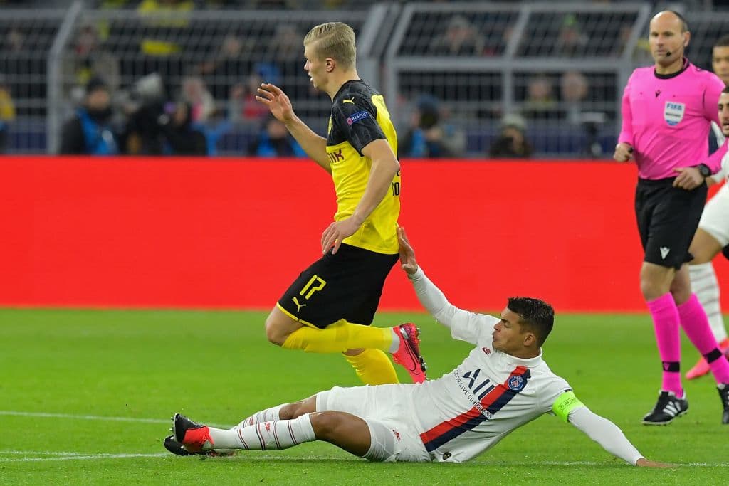 Thiago Silva no deja respirara a Haaland con una marcación casi personal.