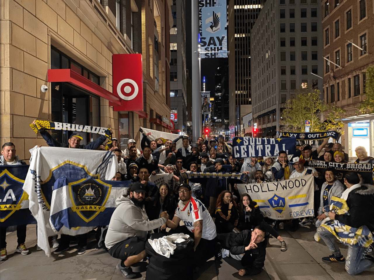 A pesar de esta división, ambos clubes consideran que representan a Los Angeles en general, aun así, hay fanáticos de ambos equipos por toda la ciudad y suburbios.