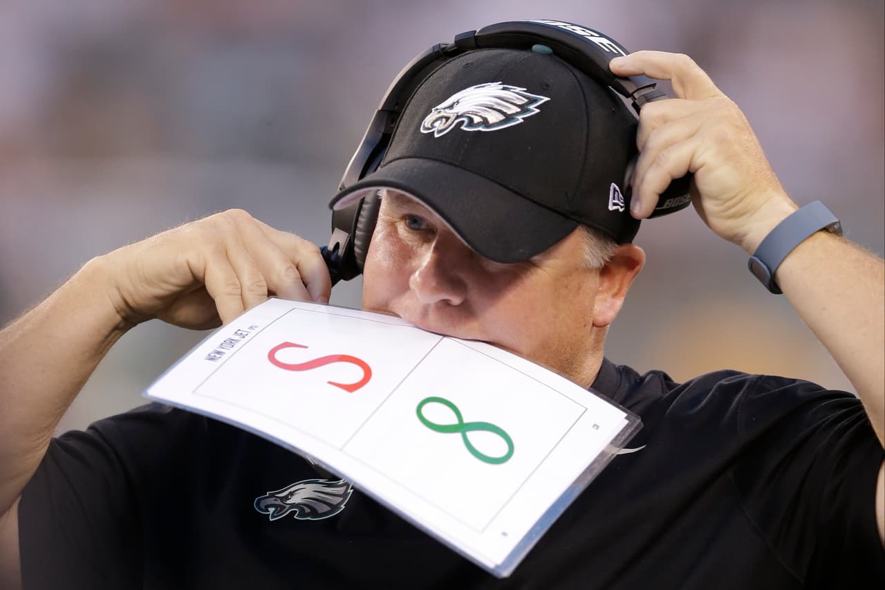 Chip Kelly admitió que según las reglas su quarterback puede ser golpeado