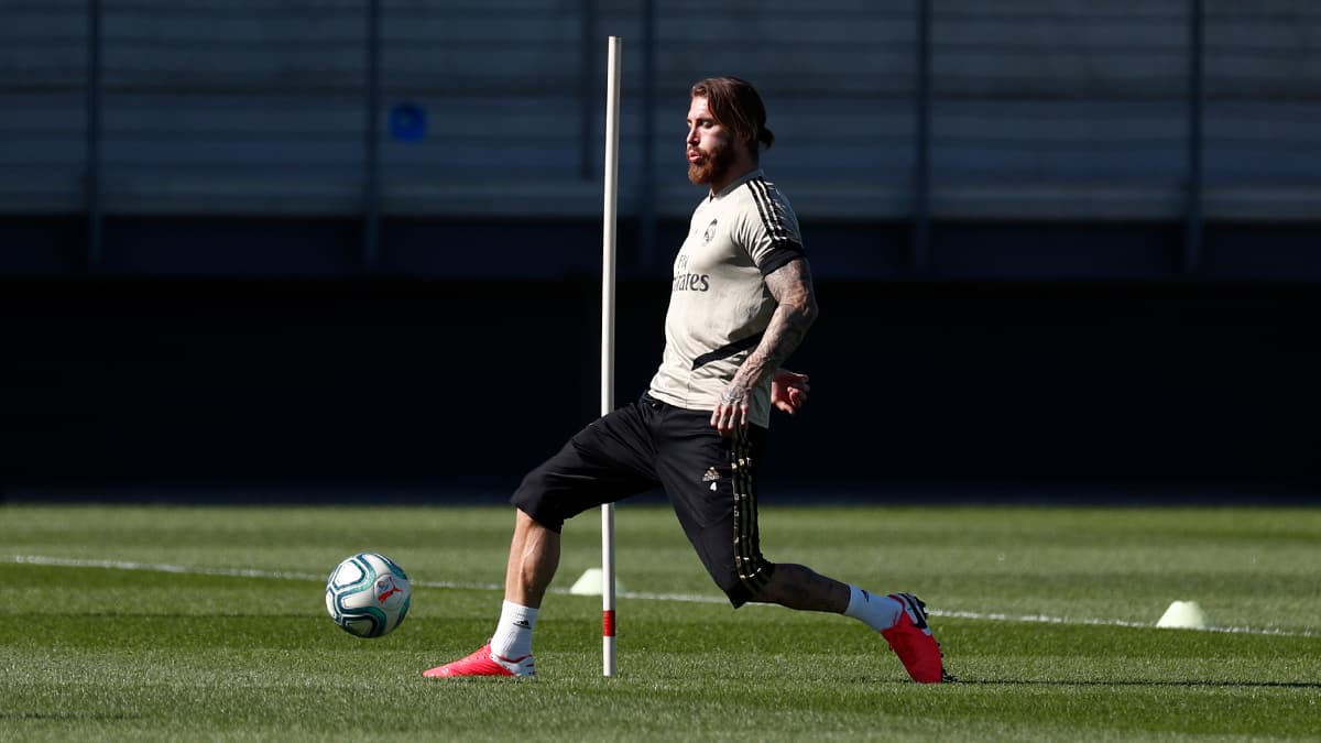 El capitán Sergio Ramos entrena el golpeo de balón y al recepción del pase.