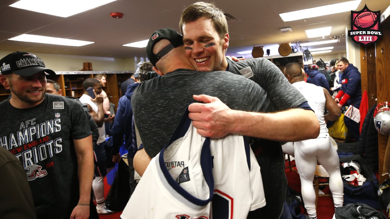 Tom Brady se abraza con el quarterback suplente Brian Hoyer tras la victoria de los Pats en Kansas City para volver al Super Bowl.
