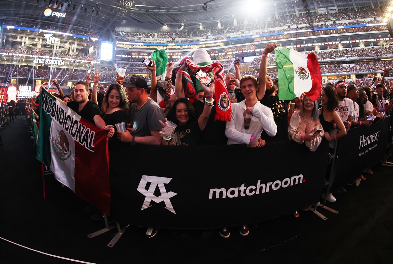 Durante 
<a href="https://www.univision.com/local/dallas-kuvn/fanaticos-se-agarran-a-punetazos-durante-la-pelea-del-canelo-alvarez-y-saunders-en-texas-video">el encuentro entre el Canelo Álvarez vs Saunders,</a> algunos de los fanáticos se agarraron a golpes entre las gradas al terminar la pelea.
<br>
<br>(Photo by Al Bello/Getty Images)