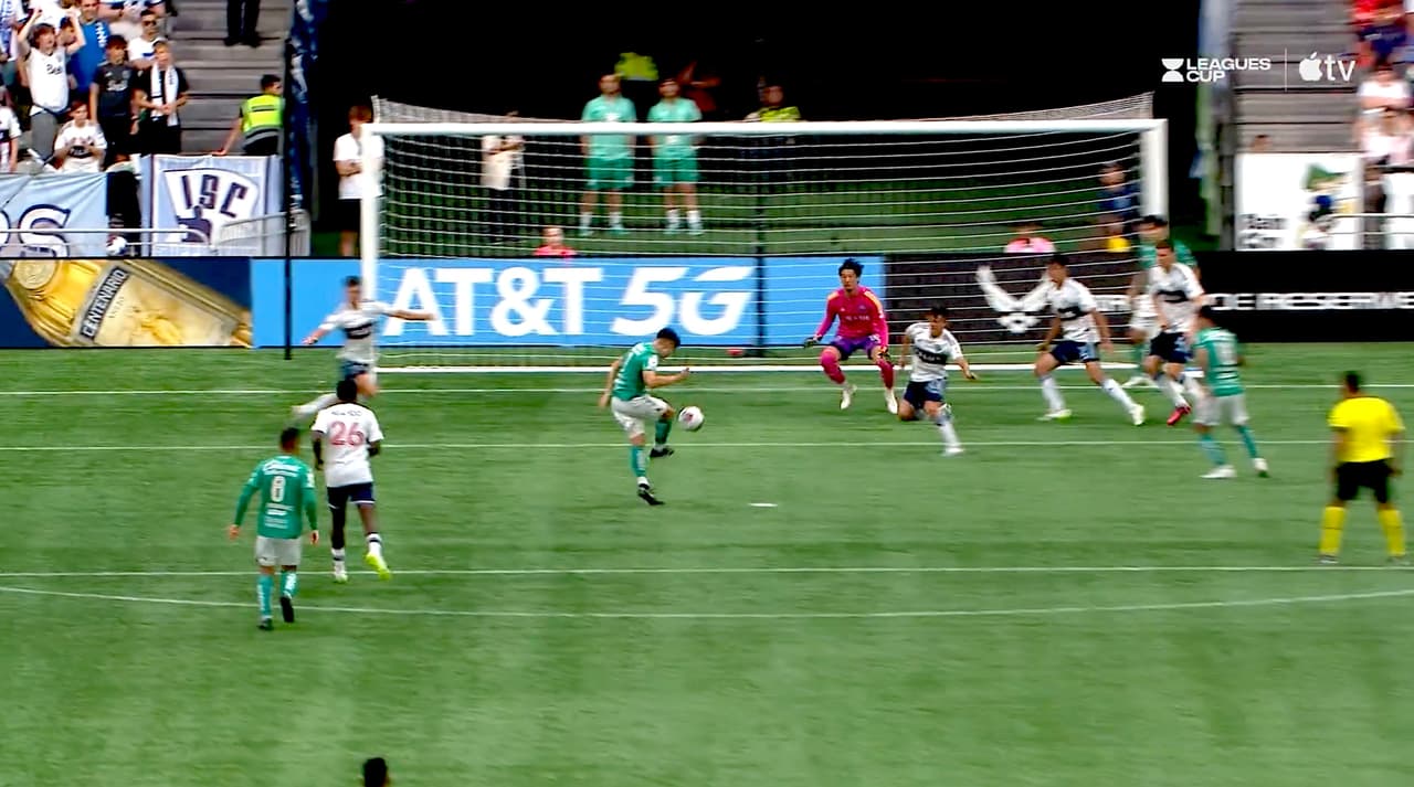 Iván Moreno remata de derecha y la pone en las redes