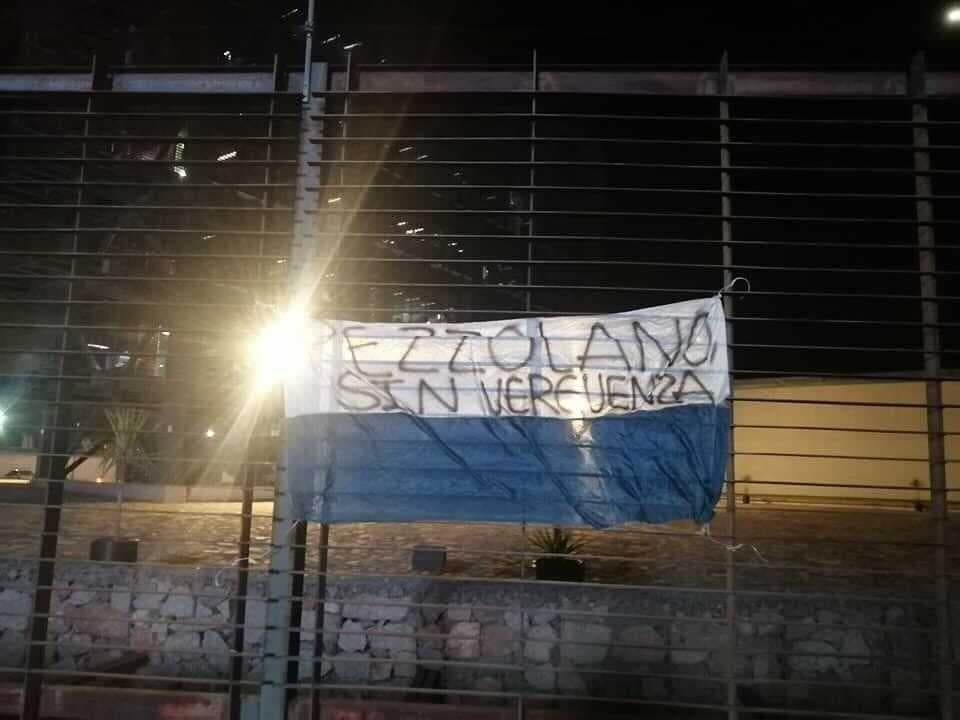 Afición de Pachuca coloca mantas en la ciudad por malos resultados