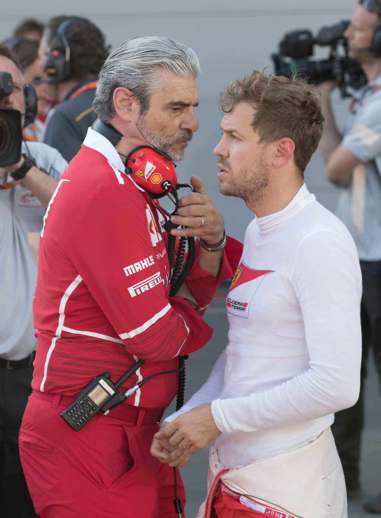 Sebastian Vettel y Lewis Hamilton se vieron involucrados en un incidente que afectó a varios pilotos en la vuelta 20 de la carrera.