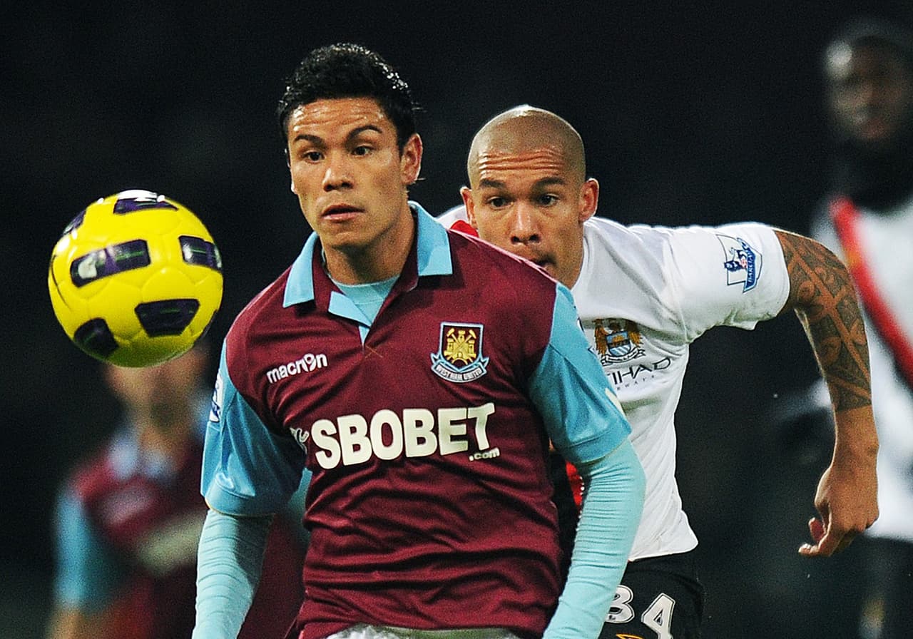 En 2010 y tras un buen Mundial en Sudáfrica, Pablo Barrera fue fichado por el West Ham United de la Liga Premier donde estuvo un año sin lograr la adaptación deseada.
