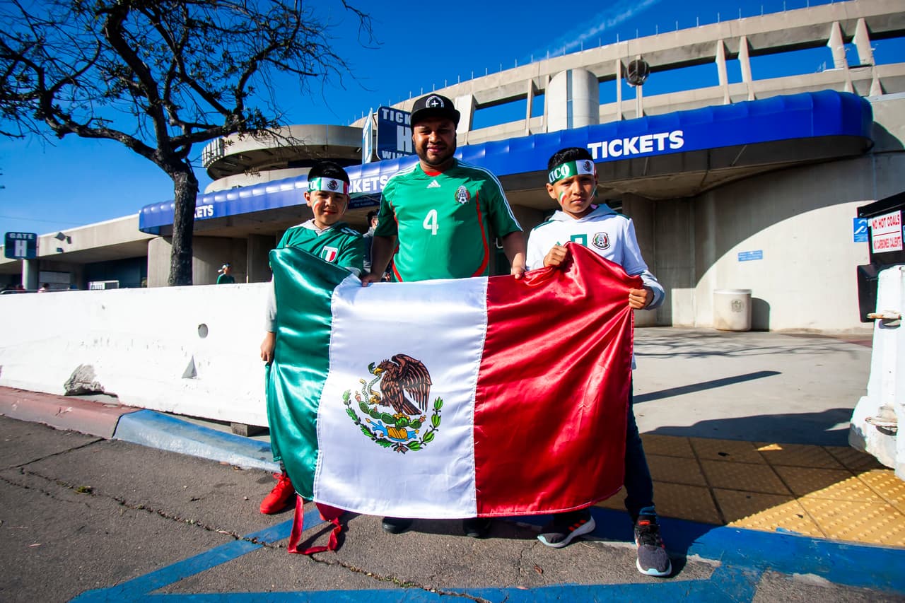 Los aficionados mexicanos viven con optimismo la antesala del juego del Tri contra Chile en San Diego, donde comenzará la era de Gerardo Martino como técnico.