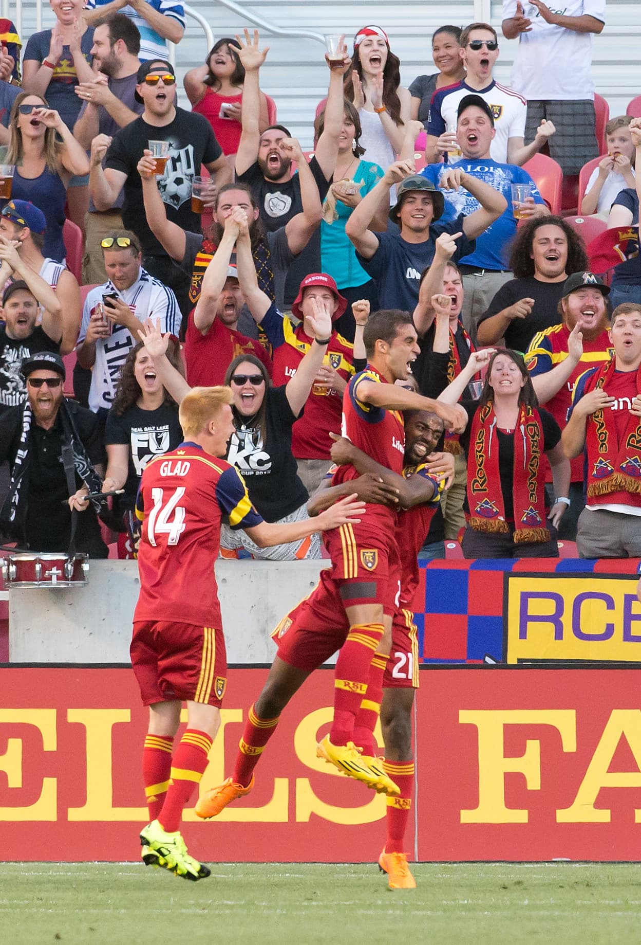Pero el colombiano Olmes García fue el encargado de salvar la noche para Real Salt Lake con un gol de último minuto que le dio la victoria 2-1 a los Monarcas.