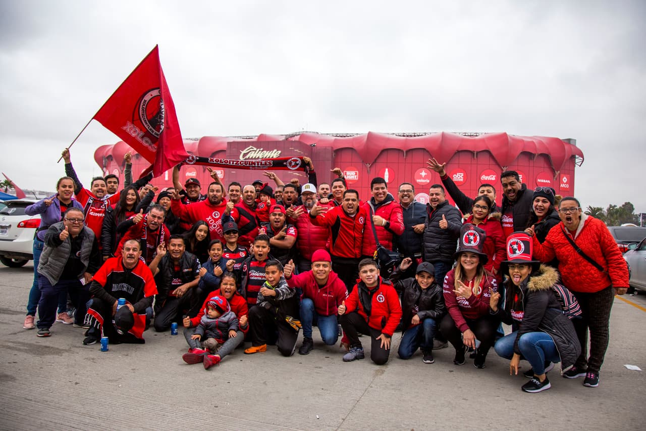 Tremendo ambiente el que se vivió dentro y fuera del Estadio Caliente para presenciar el partido de la Ida de Cuartos de Final entre los Xolos de Tijuana y los Esmeraldas del León. Un marco fantástico para un partido que pintaba muy atractivo.