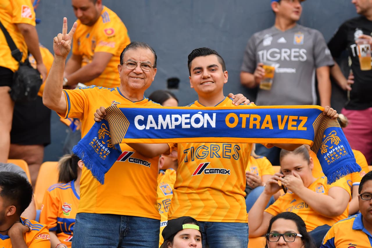 Aficionados de Tigres, mayoritariamente, y del León, tomaron por 'asalto' las inmediaciones del Estadio Universitario para atestiguar el juego de Ida de la Final del Clausura 2019 de la Liga MX en Monterrey. Se esmeraron y le pusieron un fantástico ambiente.