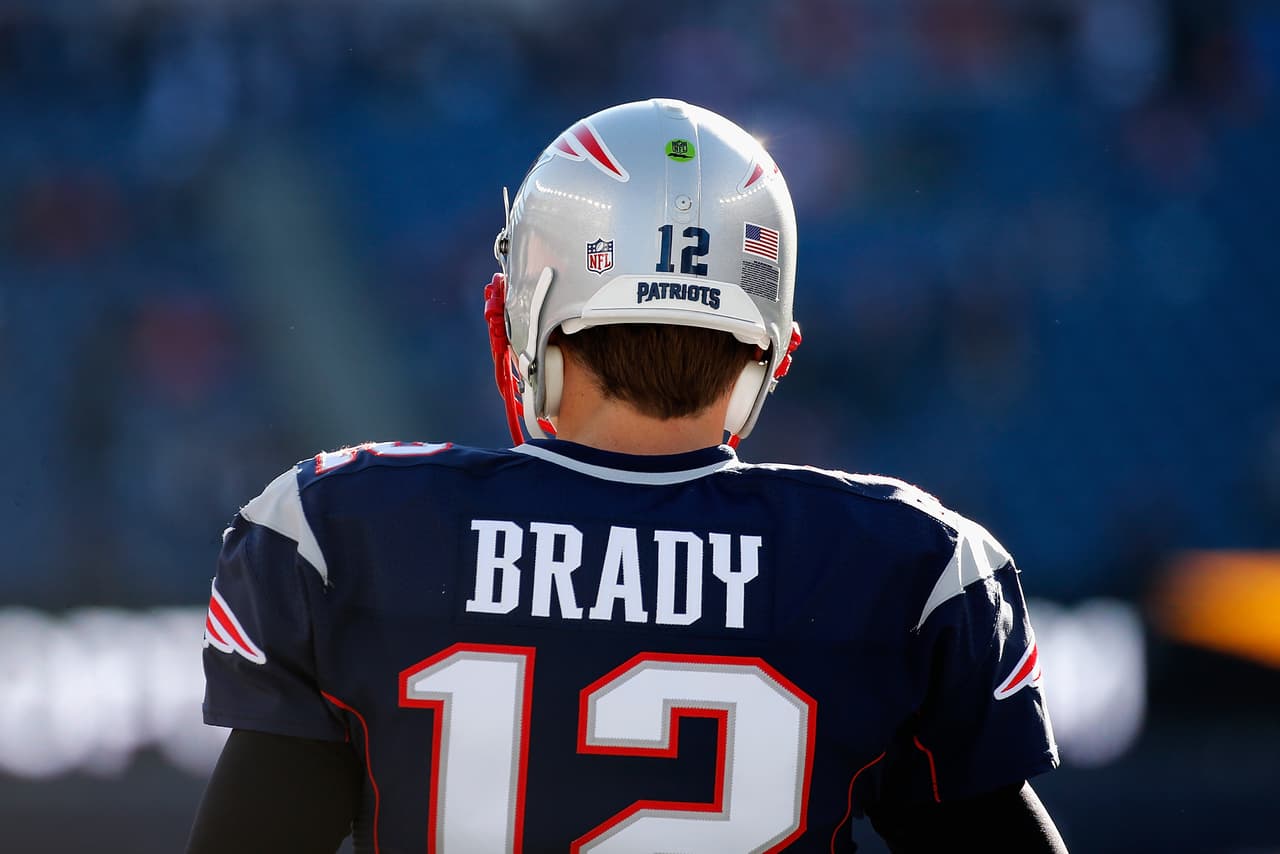 <b>Tom Brady – QB New England Patriots</b>
<br>Aunque no tuvo su juego más brillante de la campaña, Brady no podía quedar fuera de esta lista como una de las estrellas de la semana luego de convertirse en el máximo ganador de la historia de los quarterbacks con 201 victorias. Brady no necesitó mucho para amarrar el triunfo sobre Los Angeles Rams y con eso superar el empate que tenía con su némesis, Peyton Manning. La leyenda de los Pats completó 33 de 46 pases para 269 yardas y un touchdown con Chris Hogan en un encuentro que será inolvidable por marcar un nuevo récord para el inmortal.