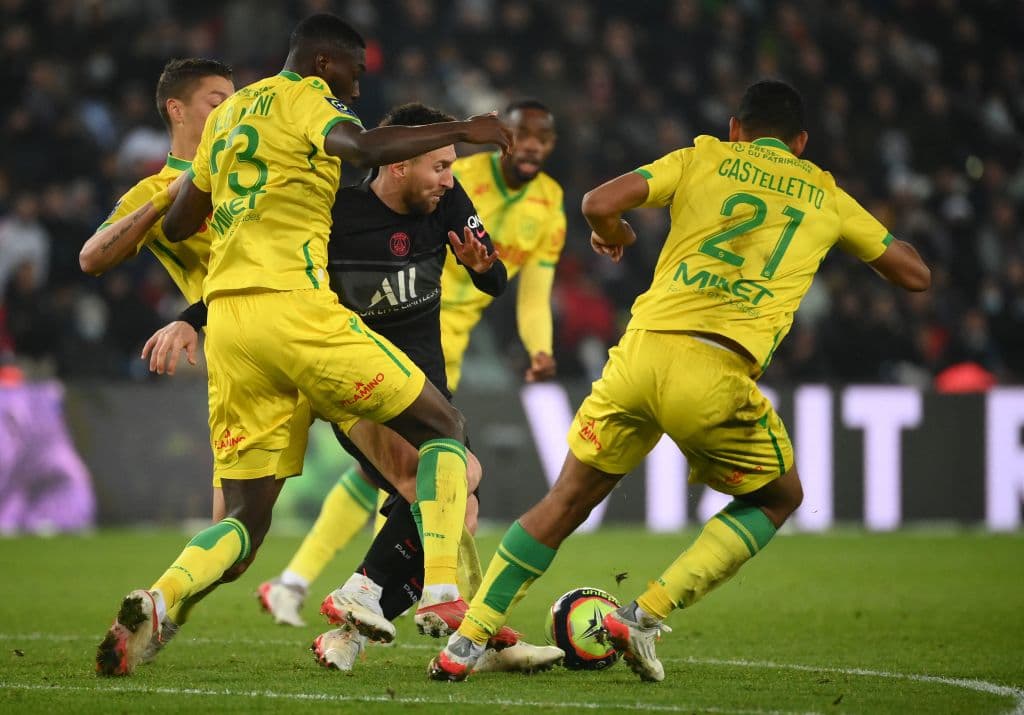 Con goles de Lionel Messi y Kylian Mbappé, el PSG vence 3-1 al Nantes y continúan como líderes de la Ligue 1.