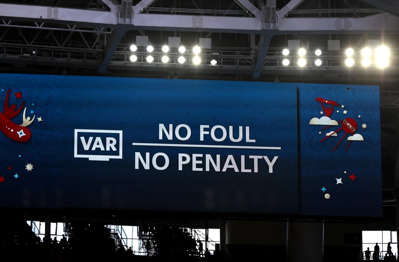 El holandés Bjorn Kulpers se apoyó en el VAR para definir que no era penalti.