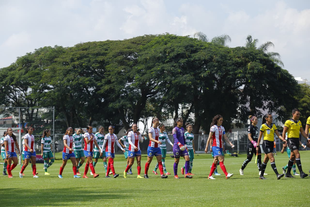 Con hat-trick de Estela Gómez, las de Torreón vencieron a las Chivas en Guadalajara 2-3; Dania Pérez y María Guadalupe Velázquez descontaron por las locales.