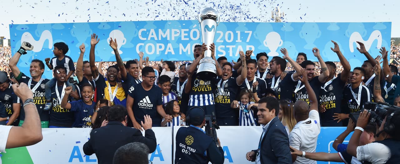 Alianza Lima players celebrate winning the final match in the Peruvian Clausura football tournament against Comerciantes Unidos at the Alejandro Villanueva Stadium in Lima on December 3, 2017. / AFP PHOTO / Cris BOURONCLE (Photo credit should read CRIS BOURONCLE/AFP/Getty Images)