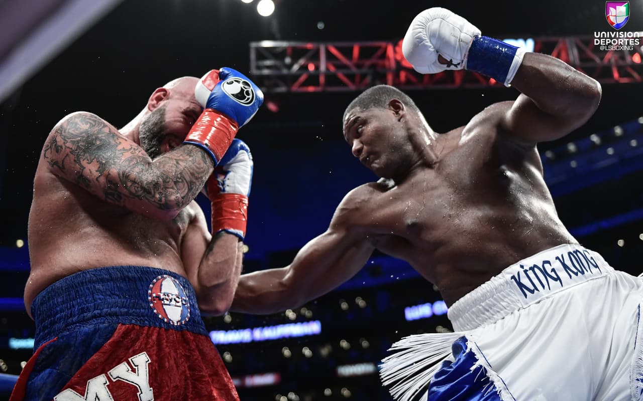 Luis 'King Kong' Ortiz dominó de principio a fin a Travis Kauffman, quien terminó noqueado en el décimo round. El cubano mencionó tras su victoria que quiere la revancha con Wilder.
