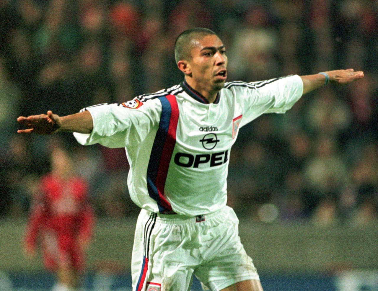 Bayern Munich fichó a Elber por la suma de 6.5 millones de euros.