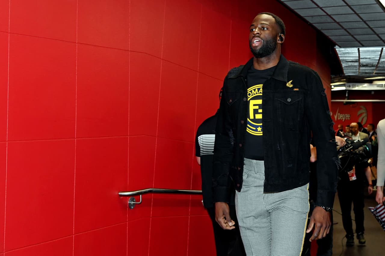 Los aficionados de los Raptors le dieron un toque muy especial a la previa del Juego 2 de las Finales de la NBA dentro y fuera de la Scotiabank Arena. Y dentro del recinto, los jugadores tanto de Toronto como de Golden State afinaban detalles con los calentamientos para estar listos a la hora del Tip-Off.