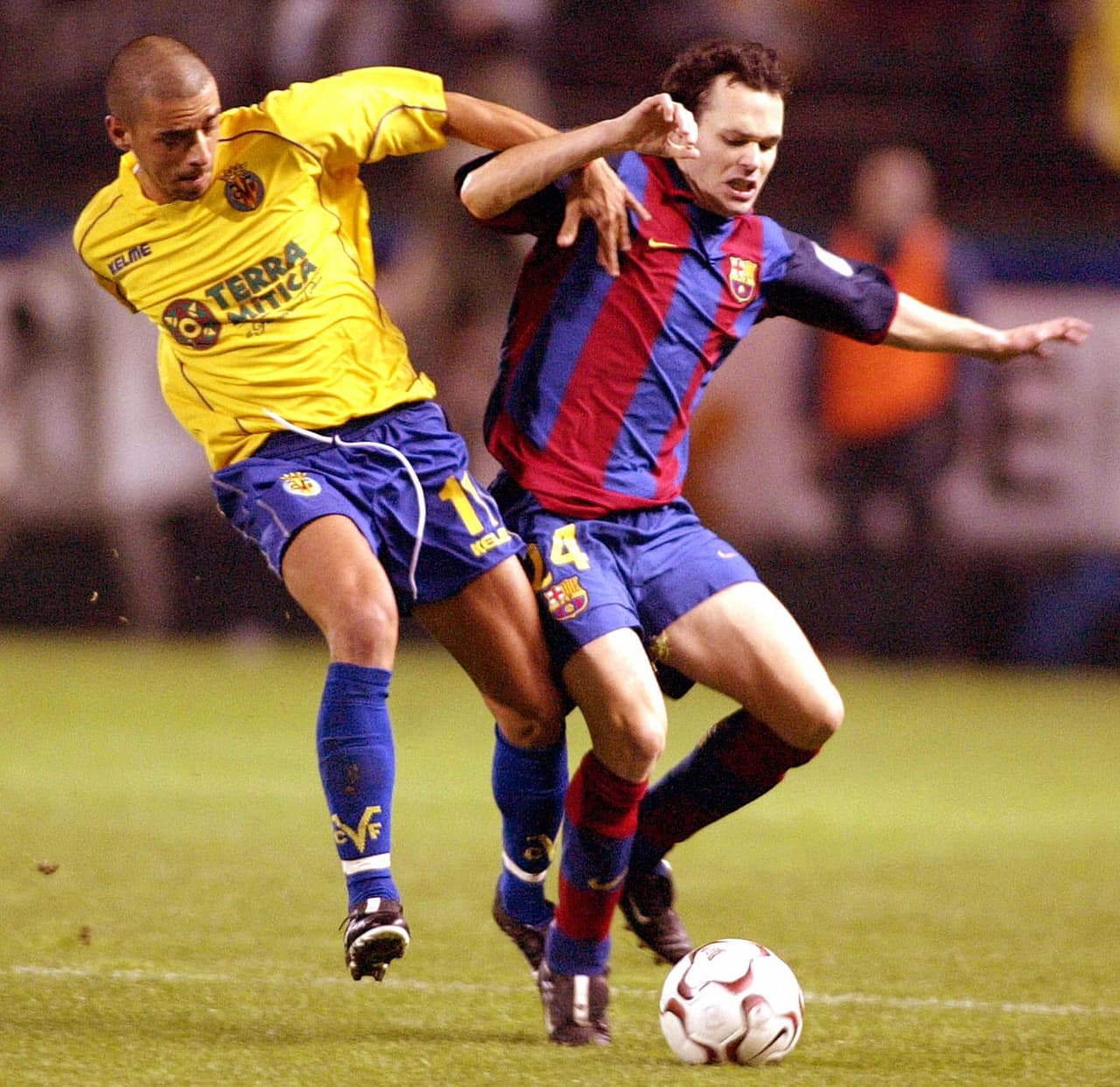 El primer partido de Iniesta con el Barcelona fue el 4 de junio de 2001 en un homenaje a Urruti ante el Espanyol, pero su debut oficial llegó en la siguiente temporada en la que jugó 9 partidos, 6 de Liga y 3 de Champions League, en los que además sumó su primera asistencia.
