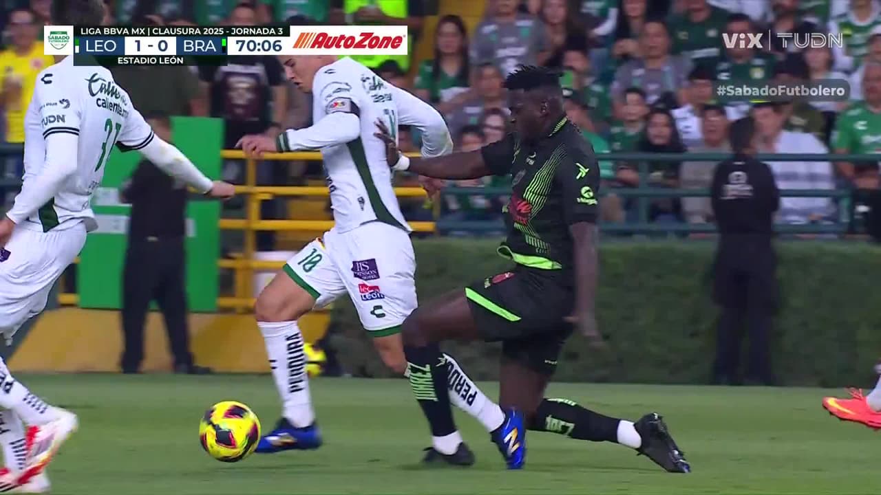 ¡Casi lo rompen! Dura falta sobre James cerca del área