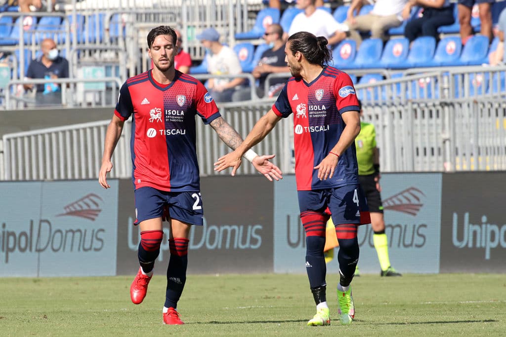 Genoa logra remontar y se lleva la victoria ante Cagliari 3-2 durante la Jornada 3 de la Serie A. Joao Pedro Dos Santos abrió el marcador al minuto 16' y Luca Capitelli sumaba el segundo tanto a favor de los 'rossoblu', sin embargo Mattia Destro (59') y Mohamed Salim Fares con doblete (69', 78') le dieron la victoria a los de Cerdeña; Johan Vasquez estuvo en la banca.
