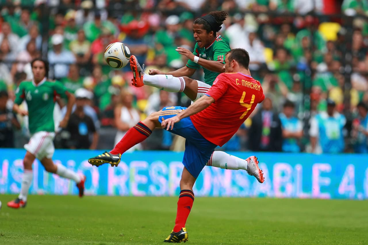 Giovani dos Santos pelea un balón con Marchena en el amistoso que se jugó en el Azteca.