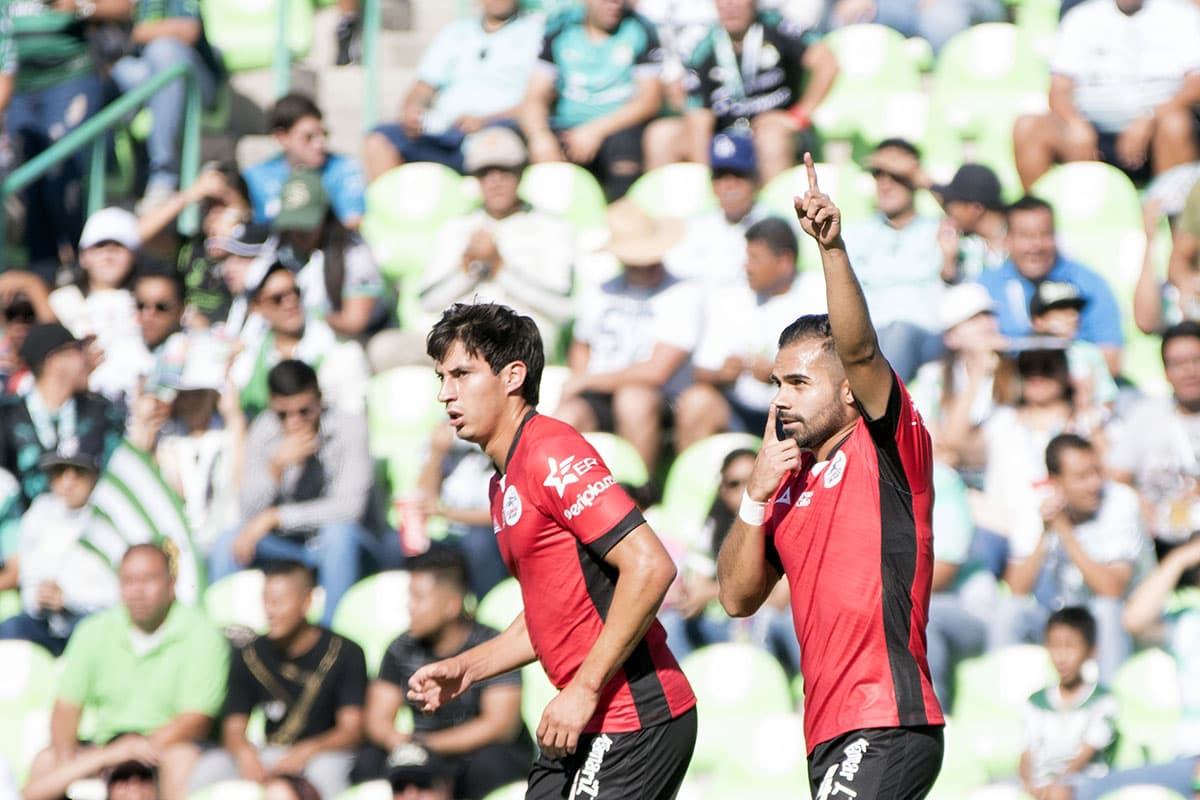 El potente remate de media distancia de Rabello (derecha) abrió el marcador para el visitante, que terminó último en el Clausura 2018.