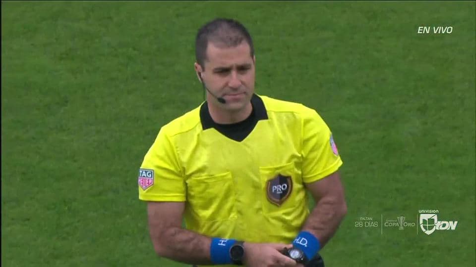 Arranca el partido y la pelota está en juego.