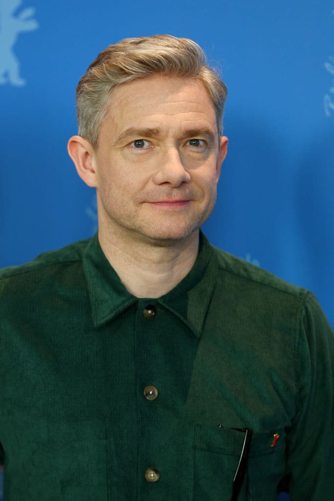 Decidido a salvar el centro se encadena a una estación de autobuses de Staines. Así consigue llamar la atención del primer ministro, que andaba buscando a un joven intelectual que le ayudase a ganar las elecciones en Staines, y que cree haber encontrado en él al hombre que necesitaba.
<br>