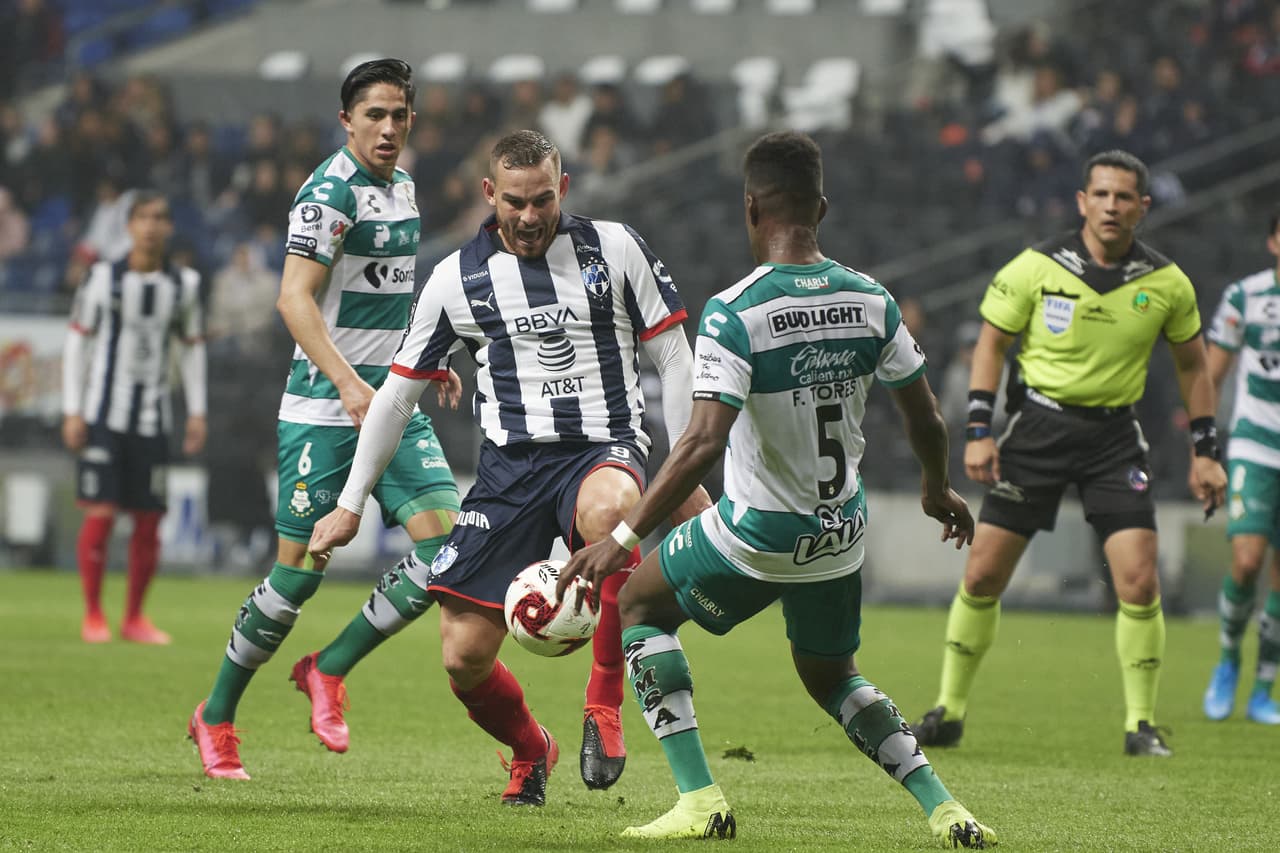 Vincent Janssen mete el cuerpo, gana la posición y saca el disparo a puerta, pero el tiro es bloqueado por Felix Torres.