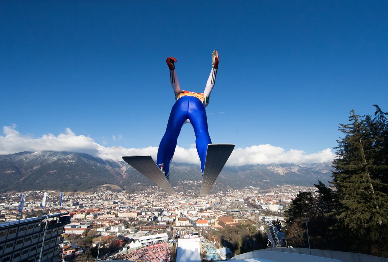 La competencia en Innsbruck (Austria) es la décima en el calendario de la Copa Mundo de salto en esquí masculino de la Federación Internacional de Esquí (FIS), la primera del 2017 y que finalizará el 26 de marzo. La capacidad de los atletas se mezcla con el espectáculo de su vuelo en medio de bellos paisajes y a una gran velocidad.