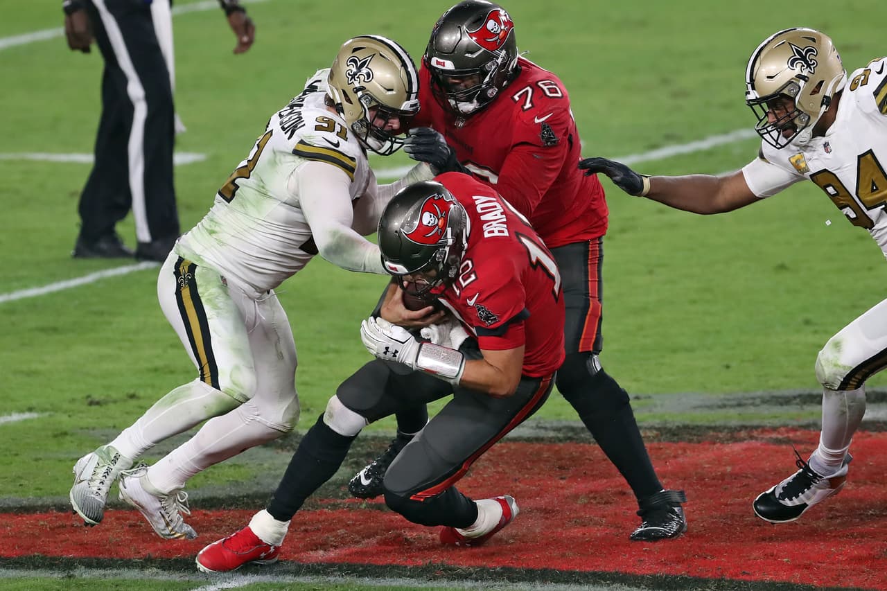 Drew Brees tiene una estupenda noche frente a los Buccaneers y con cuatro pases de anotación y cero intercepciónes, los Saints vencen a Tampa 38-3 en su casa.
