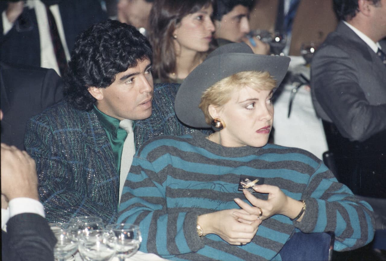 La relación con Claudia Villafañe comenzó a estar en boca de la prensa desde muy pronto. Acá aún eran novios.