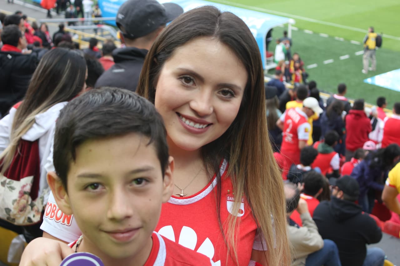 Las aficionadas del equipo rojo de Bogotá llevaron todos sus encantos al clásico 291 entre Santa Fe y Millonarios. El encuentro terminó 1-0 a favor del ‘León’, dirigidos por el técnico uruguayo Gregorio Pérez.