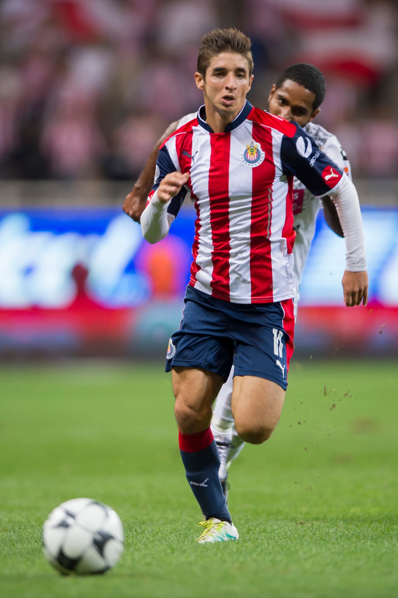 Buena parte de ello se debe al buen momento de Isaac Brizuela que volvió a anotar este fin de semana y de que de a poco los jóvenes delanteros del Rebaño van encontrando el balón. Ahora fue Ernesto Cisneros quien se unió a los goleadores.