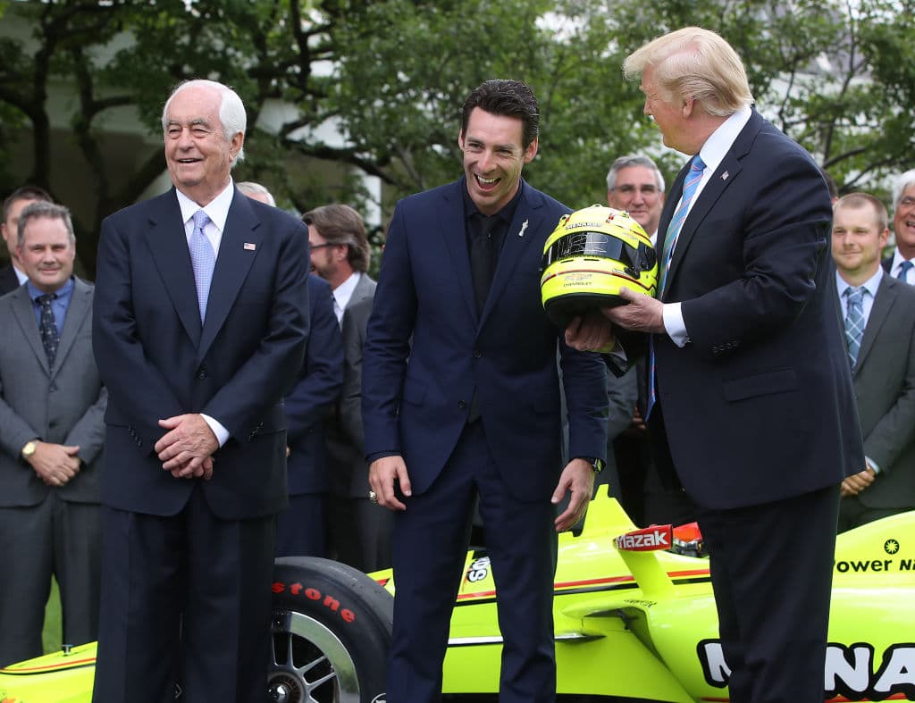 Pagenaud dijo que para un francés era un honor visitar la Casa Blanca y al presidente Trump . Luego de eso, le pasó su casco a Trump y le dijo que hallaría un buen lugar para colocarlo.