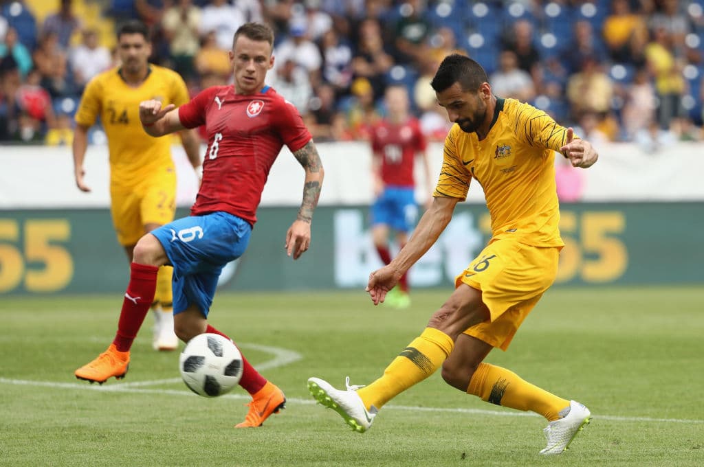 Aziz Behich (6) quien se desempeña como defensor del equipo Bursaspor de Turquía, está incluido en la lista definitiva de la selección australiana para la Copa del Mundo Rusia 2018.