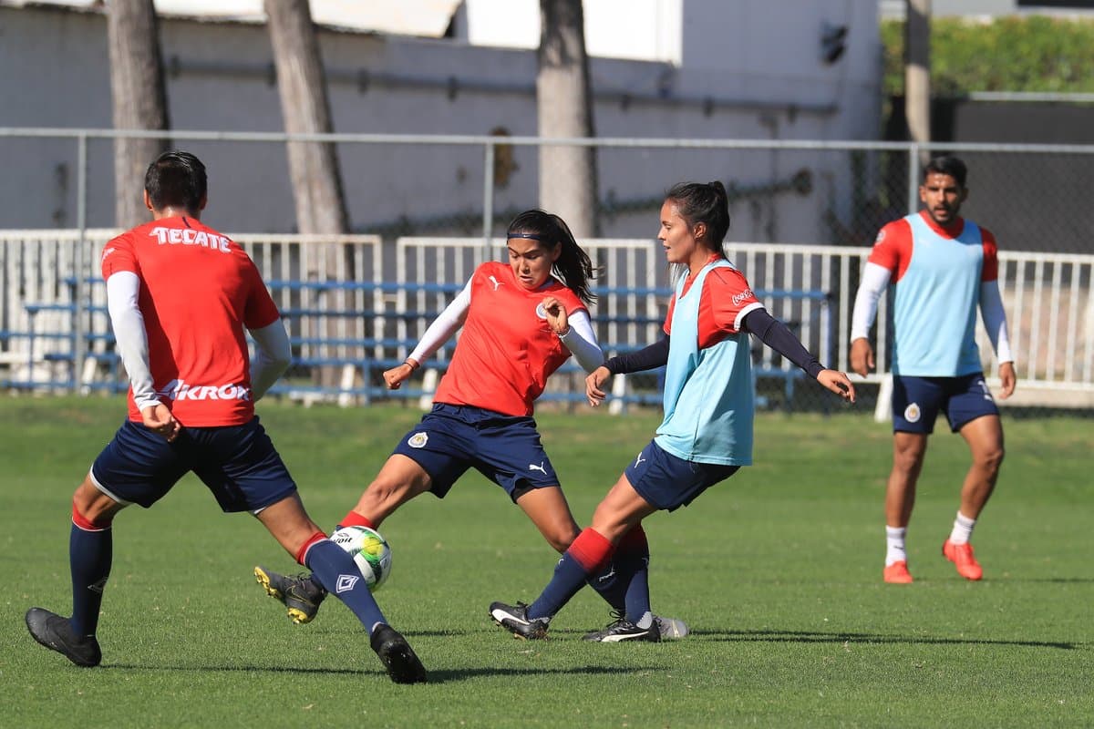 En el juego hubo dos tiempos de 15 minutos cada uno, toda vez que ambos planteles tienen competencia en el fin de semana.